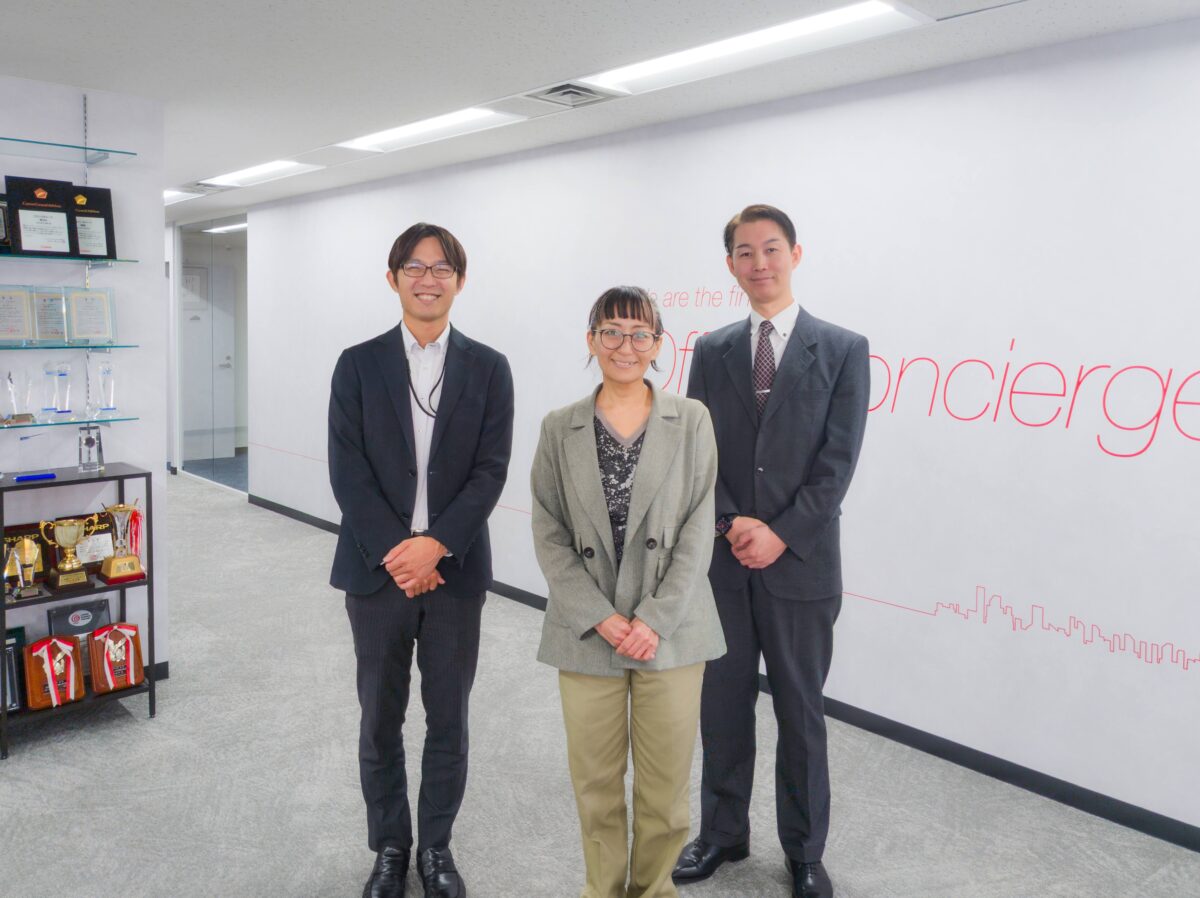 BPOやRPAを提供する株式会社庚伸の社員の写真が写っています。